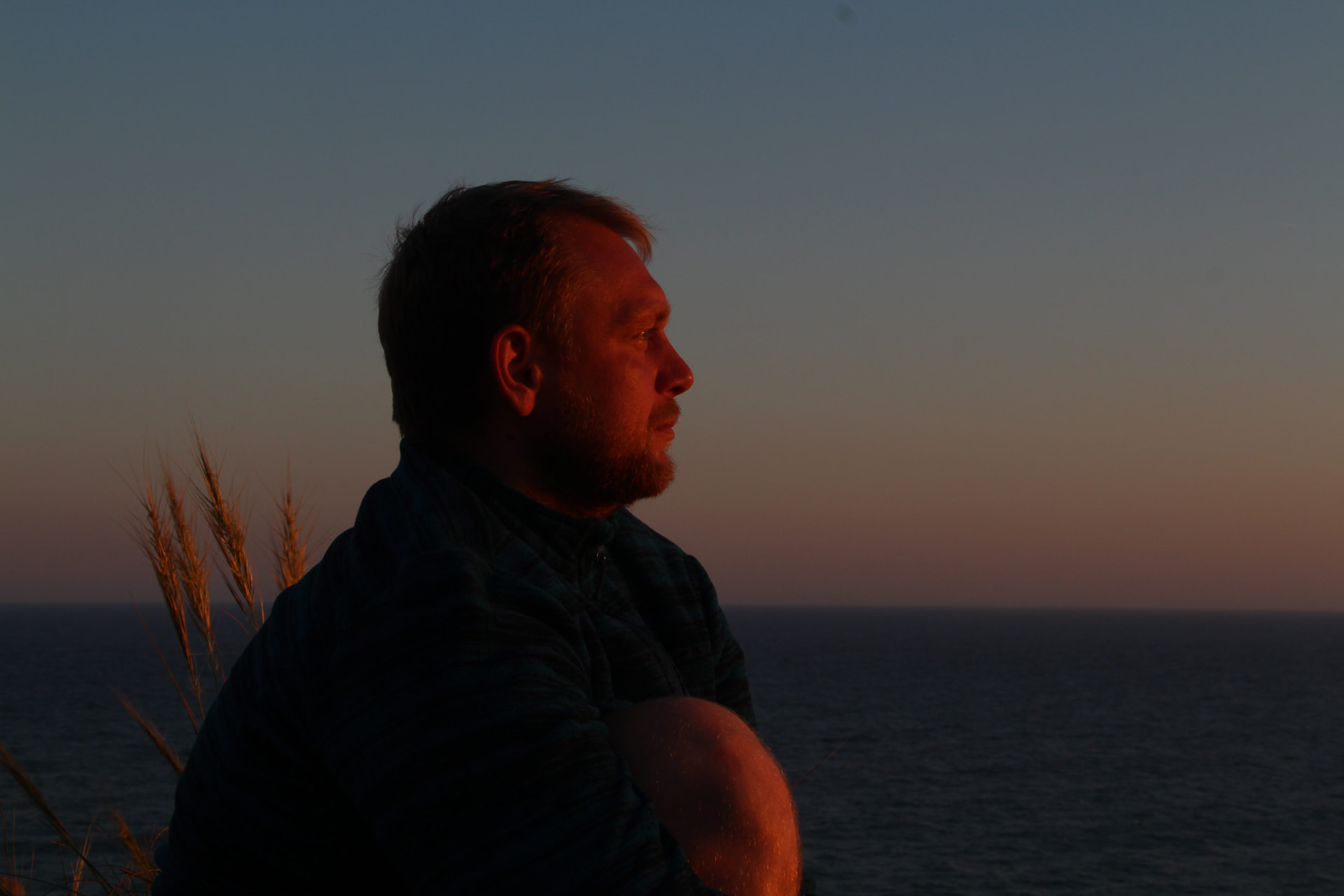 Mann im Sonnenuntergang am Meer
